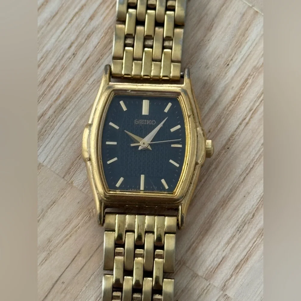 Seiko Vintage Ladies Watch Black Dial Gold-Tone Bracelet New Battery